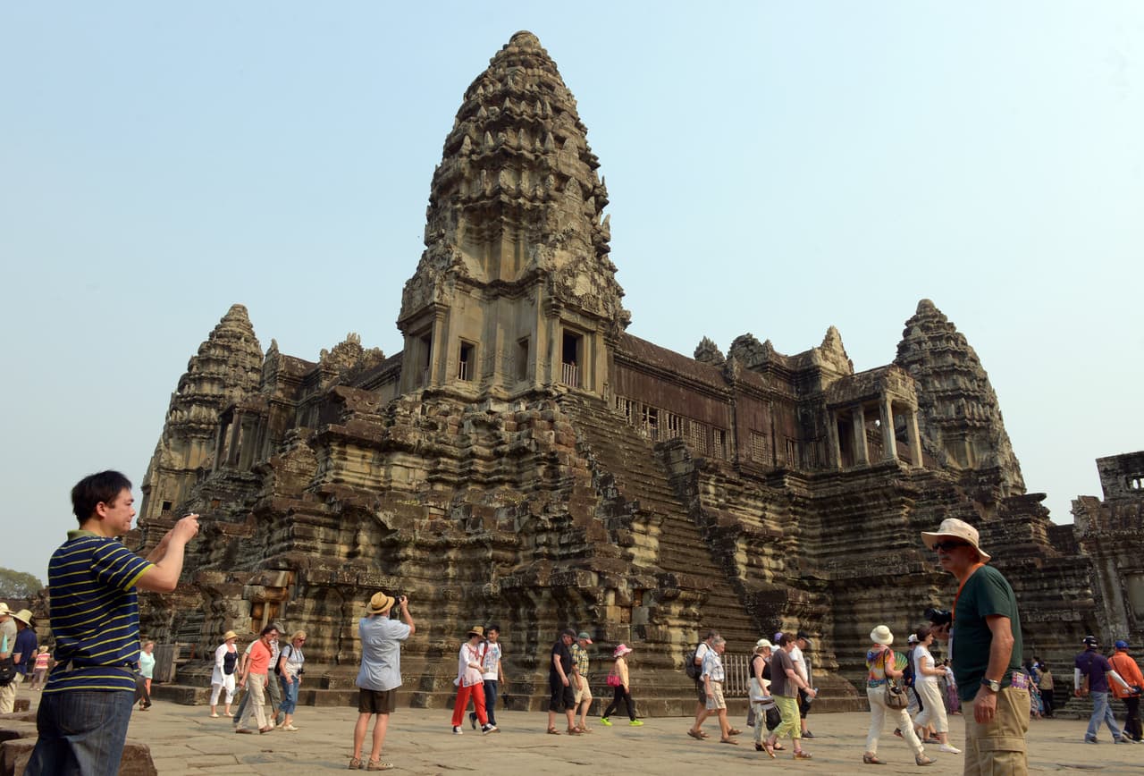De 400 km2 (154 mi2) de extensión, cubiertos en gran parte por selva, Angkor encierra los vestigios del Imperio Jémer, que tuvo su apogeo entre los siglos IX y XIV, según el sitio de la UNESCO.