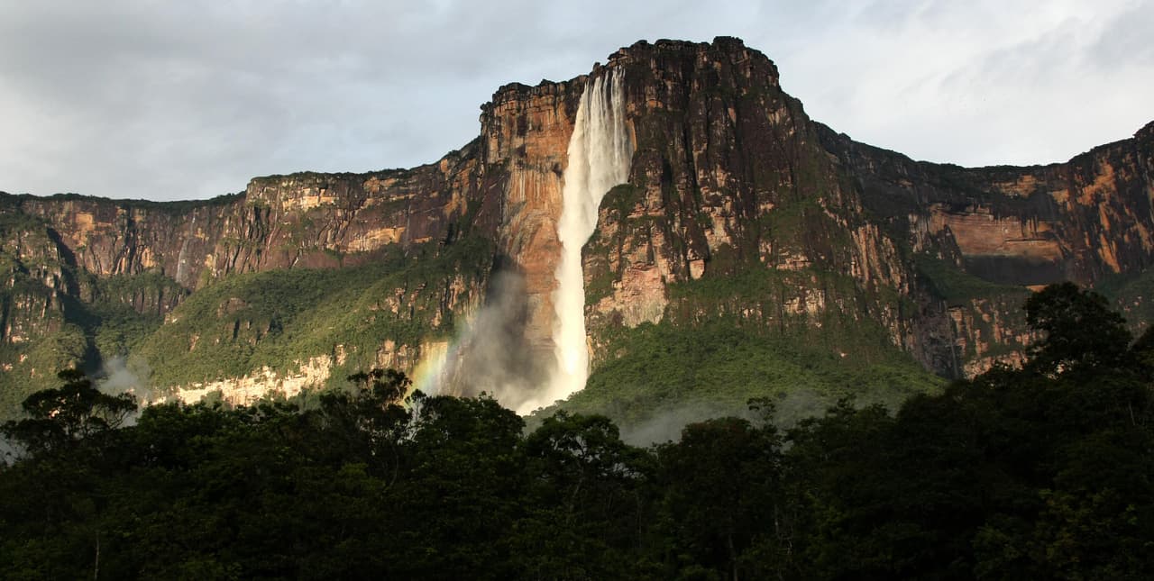 Lleva el nombre de Jimmie Angel, un piloto aventurero de Missouri, quien vio el salto por primera vez en 1933, señala el sitio Salto Ángel. ¡Prepara el equipaje! /// 90725950
