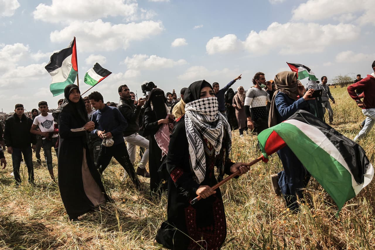 Observadores locales y testigos elevan a alrededor de 40,000 el número de participantes, que fueron llegando a lo largo de la mañana a los principales puntos de convocatoria: Rafah y Kan Younis en el sur, El Bureij y este de Gaza capital en el centro, y Yabalia en la zona norte.