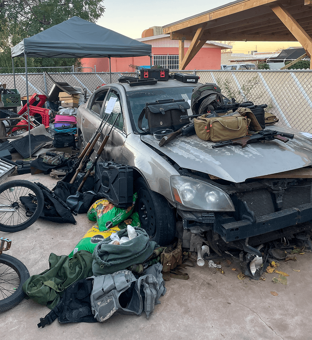 Abril y Ortiz, los dos detenidos, fueron fichados en la cárcel del condado de Pima. El primero enfrenta numerosos cargos, como posesión de drogas, posesión de armas, peligro, conspiración y control ilegal de una empresa, entre otros. Ortiz, en tanto, enfrenta dos cargos de peligro.