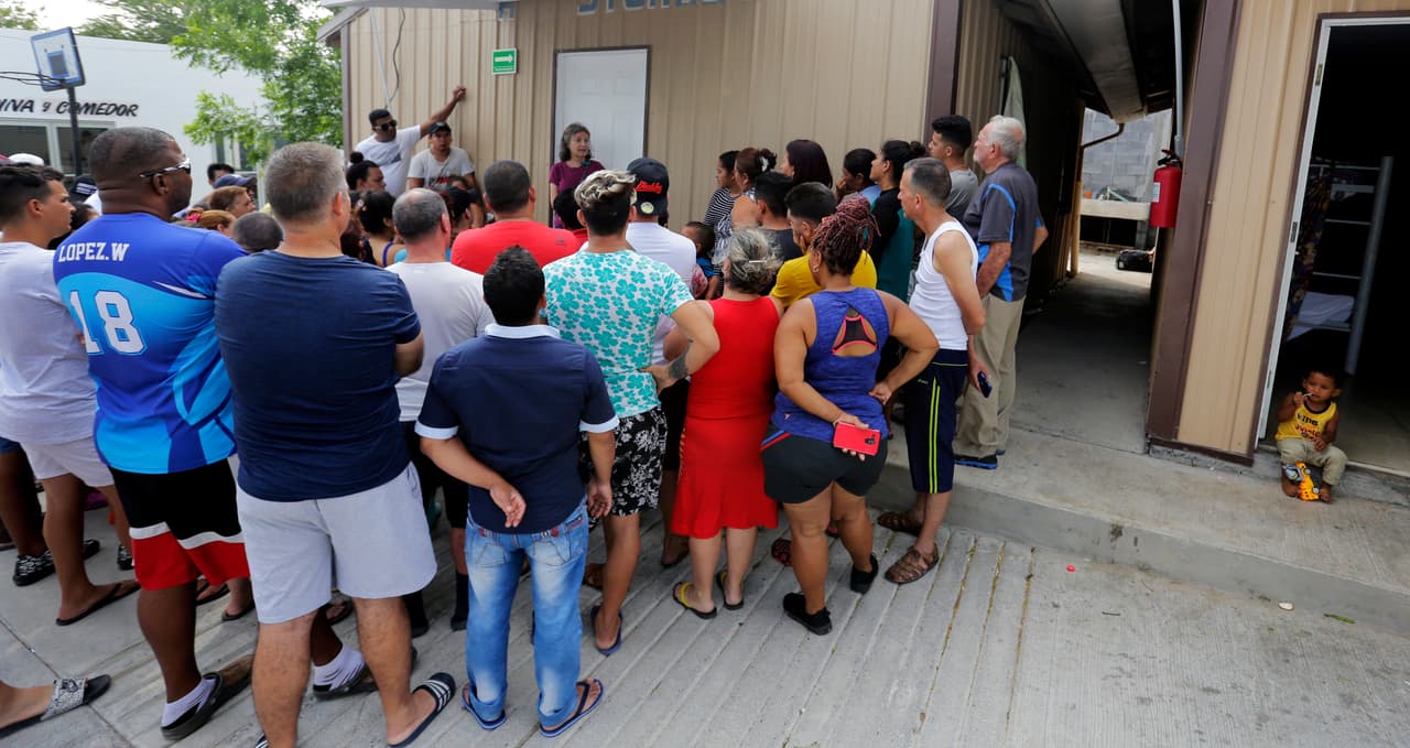 En esta foto del 1 de mayo de 2019, la abogada de derechos humanos Jennifer Harbury, en el centro, mientra hablaba con solicitantes de asilo en un refugio en Reynosa. Ella dijo que al menos dos personas le contaron que fueron detenidas en el sótano de una oficina del gobierno mexicano por agentes de seguridad que exigieron sobornos para liberarlos.