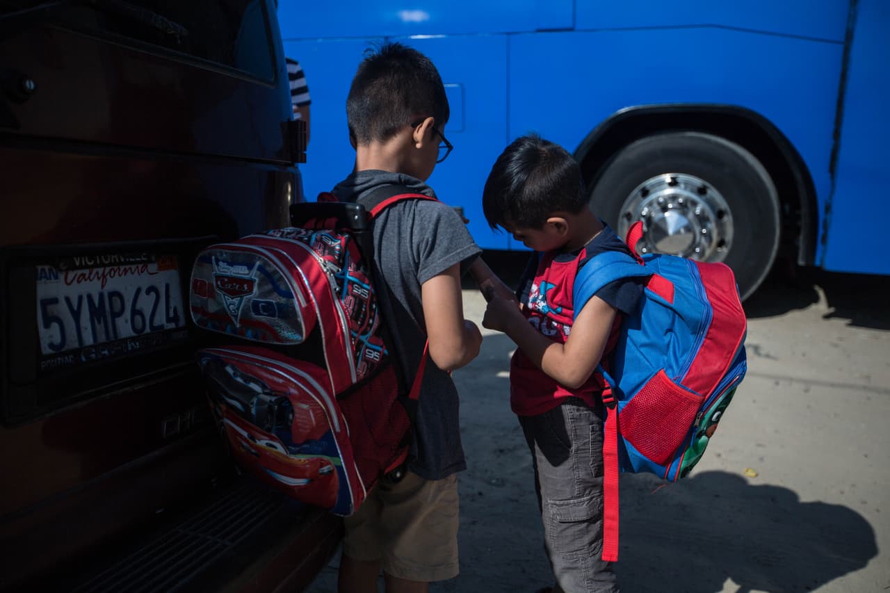 Dos hermanos de 6 y 8 años que regresaban hace dos domingos a Guatemala con su madre. Ileidy García, de 26 años, asegura que se fueron porque sus hijos ya habían sufrido demasiado, sobre todo cuando vieron a varios agentes de la Patrulla Fronteriza obligarla por la fuerza a firmar el papel con el que aceptaba que los retornaran a todos a México a esperar la fecha de su primera corte. "Mis hijos lloraban de ver a los hombres agresivos. 
<b>El miedo que eso nos generó nos hace devolvernos a nuestro país", </b>dice la mamá.