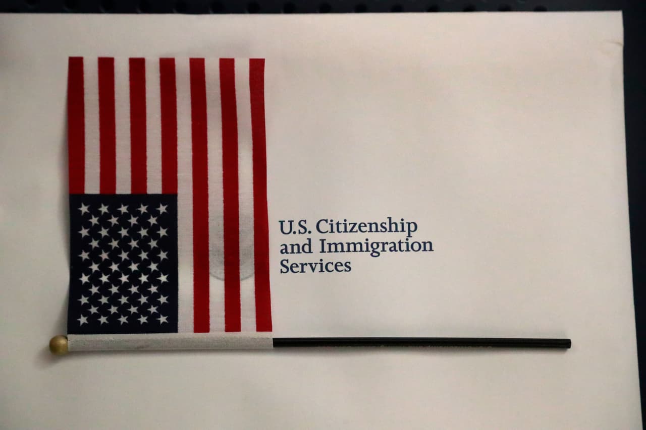 Ahora un simple espacio en blanco en una solicitud de inmigración basta para que el gobierno la rechace