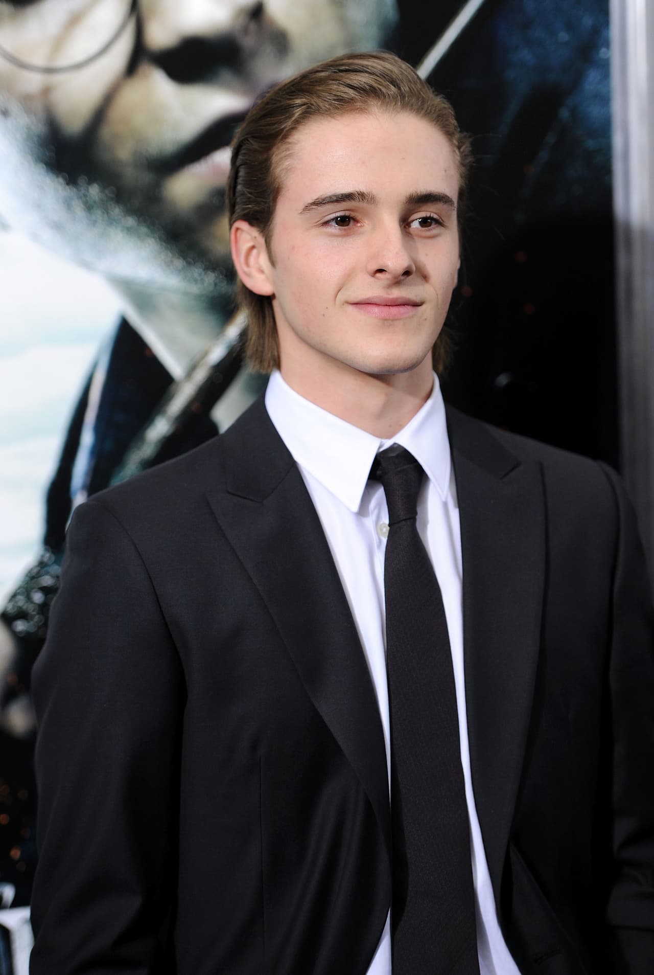 Alex Watson es sin duda igual de atractivo que su famosa hermana Emma Watson.