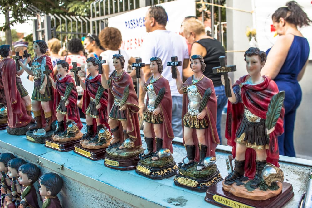 San Expedito fue un santo que jamás abandonó a Cristo y por esa cercanía se cree que puede concederte hasta lo que consideres más imposible, siempre y cuando puedas confiar y no abandonar tus propósitos y tu determinación.