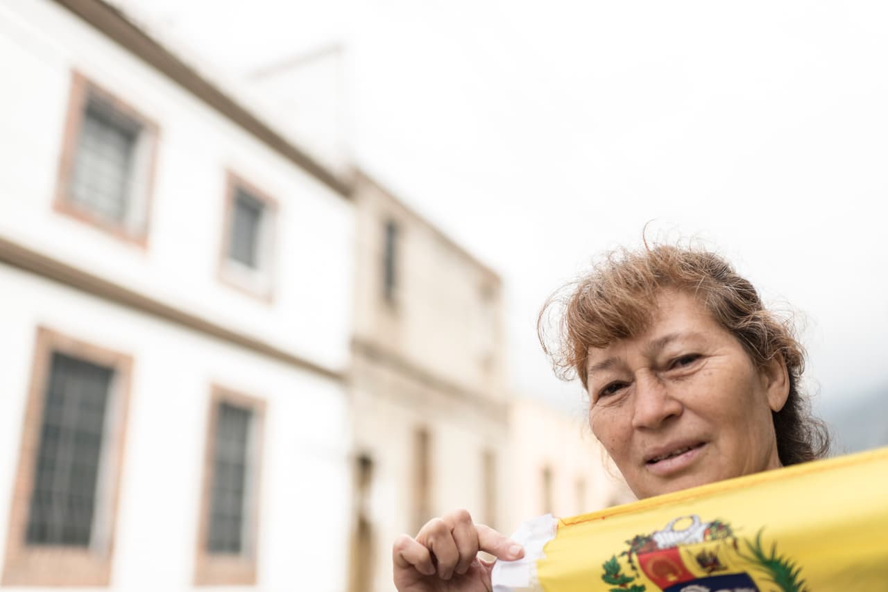 Roberta Perez es de Cotiza, uno de los sectores populares de Caracas donde se iniciaron las manifestaciones antigubernamentales esta semana después de que un 
<b><a href="https://www.univision.com/noticias/crisis-en-venezuela/detienen-en-venezuela-a-27-militares-alzados-contra-el-gobierno-de-nicolas-maduro">grupo de 27 militares se sublevara contra Nicolás Maduro.</a></b> "Dejé de comer para que mis hijos no se mueran de hambre" aseguró la mujer. Como a muchos de los manifestantes que salieron este miércoles a las calles, la situación económica fue lo que le llevo a protestar.