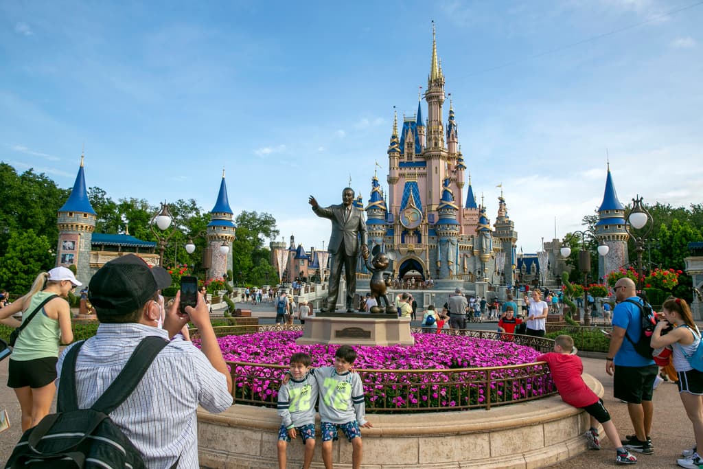 Disney mantiene beneficios a 45 trabajadores venezolanos suspendidos tras revocación de TPS