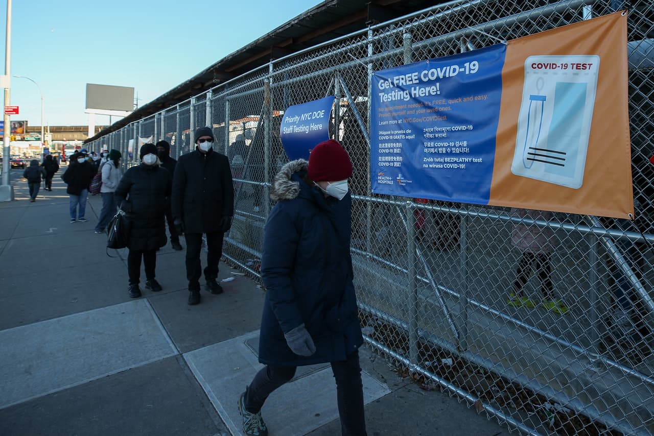 Muchos de los asistentes dijeron a Noticias Univision 41 que quieren asegurarse de que están libre de covid-19 antes de 
<a href="https://www.univision.com/local/nueva-york-wxtv/viajas-o-regresas-a-nueva-york-en-accion-de-gracias-estas-son-las-condiciones-que-debes-cumplir">visitar a sus familiares por Acción de Gracias</a>. Esta foto fue tomada en Queens.
