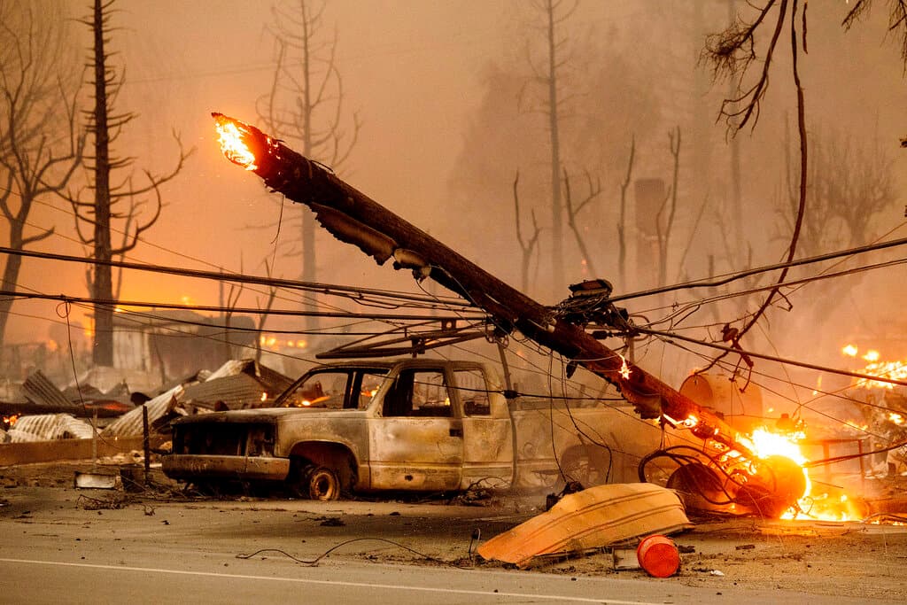 “Creo que definitivamente tenemos unos días difíciles por delante”, dijo a la AP Shannon Prather, del Servicio Forestal de EEUU. A pesar de que los bomberos habían logrado salvar casas y controlar parte del incendio, el martes las llamas lograron burlar el cerco y saltar líneas perimetrales, lo que provocó varias órdenes de evacuación para unas 15,000 personas al este de lago Almanor, según los bomberos.