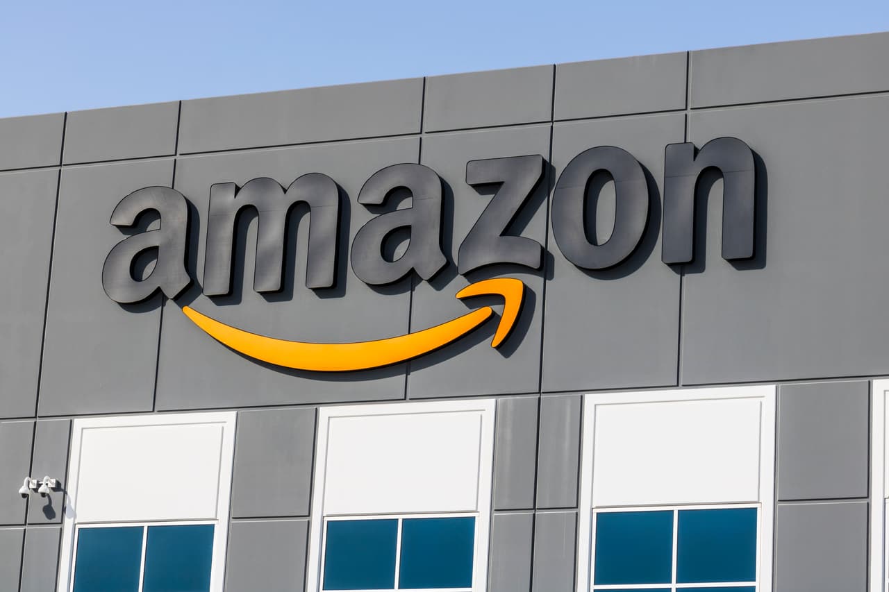 <b>Amazon</b>.
<br>
<br>El gigante de las compras en línea llevó el salario mínimo para todos sus empleados en Estados Unidos a 15 la hora, en 2018.
<br>
<br>“Hemos visto el impacto positivo que esto ha tenido en nuestros empleados, sus familias y sus comunidades", 
<a href="https://www.aboutamazon.com/impact/economy/15-minimum-wage"><u>se lee en el sitio web de la empresa</u></a> . “Desde entonces, hemos estado presionando al Congreso para que aumente el salario mínimo federal”, agrega.