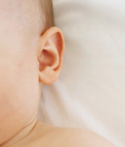 Infecciones en los oídos: Esta es una de las enfermedades más comunes en los recién nacidos y en los niños en general, dicen los Institutos Nacionales para la Salud de los Estados Unidos. Generalmente se la llama otitis y pueden desaparecer espontáneamente. Siempre es importante ir al médico. Síntomas: en los bebés que no hablan se da mucho el llanto inespecífico y las dificultades para dormir. También secreciones en el oído, problemas en el equilibrio y auditivos. Se puede tratar con antibióticos si no desaparece espontáneamente.