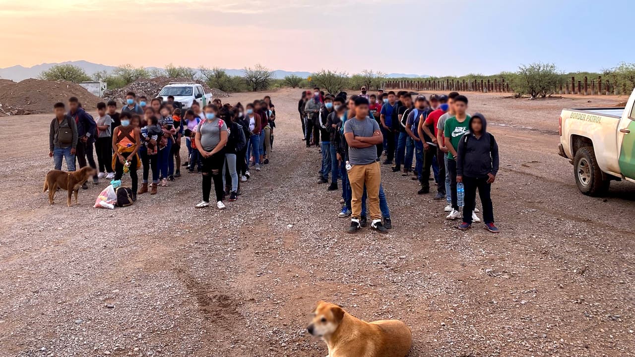 Julio 13 - En la madrugada otro grupo grande se entregó en la misma área. La mayoría de los menores son de Guatemala, como en la mayoría de las entregas masivas.
