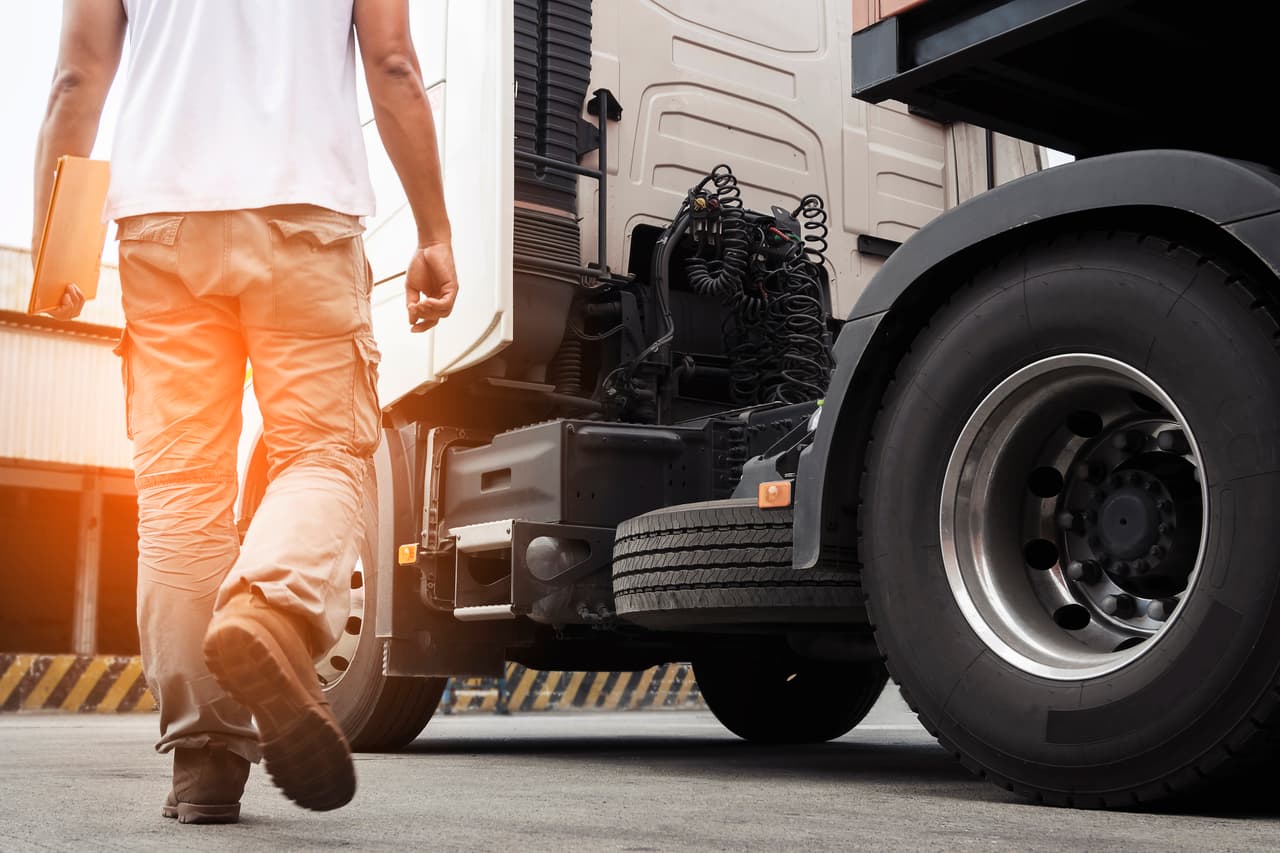 <b>Transporte de carga</b>
<br>
<br>Desde años antes de la pandemia 
<a href="https://www.gobankingrates.com/money/jobs/industries-in-need-of-most-employees-now/"><u>esta industria sufre de una escasez crónica de conductores</u></a>, y el covid-19 empeoró las cosas.
<br>
<br>Los conductores de camiones de carga son una fuerza laboral que está envejeciendo. Según Coyote, 
<a href="https://resources.coyote.com/source/driver-shortage-for-shippers"><u>una empresa de transporte perteneciente a UPS</u></a>, 57% tiene más de 45 años y 23% tiene más de 55 años. Los trabajadores jóvenes simplemente no muestran interés en este trabajo físicamente muy exigente. 
<br>
<br>Las bonificaciones para los empleados en esta industria han aumentado casi el doble de su nivel habitual para mayo de este año, según The Washington Post. A pesar de esto, algunas compañías han tenido que rechazar contratos por falta de personal.