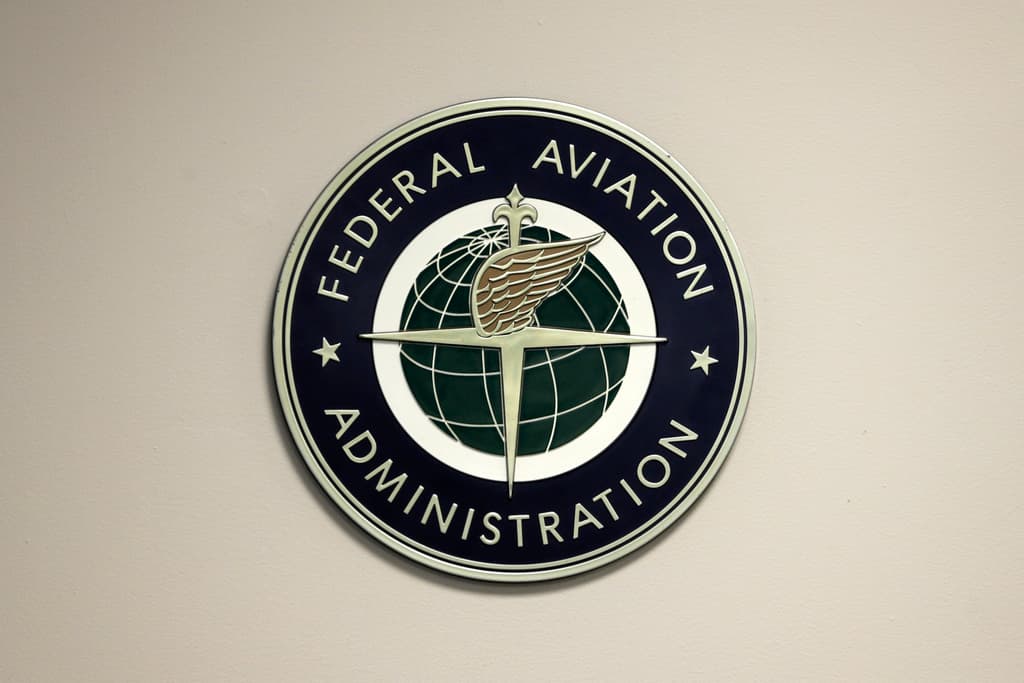 Trump inicia despidos de personal de control aéreo semanas después del choque en Washington DC entre un avión y un helicóptero