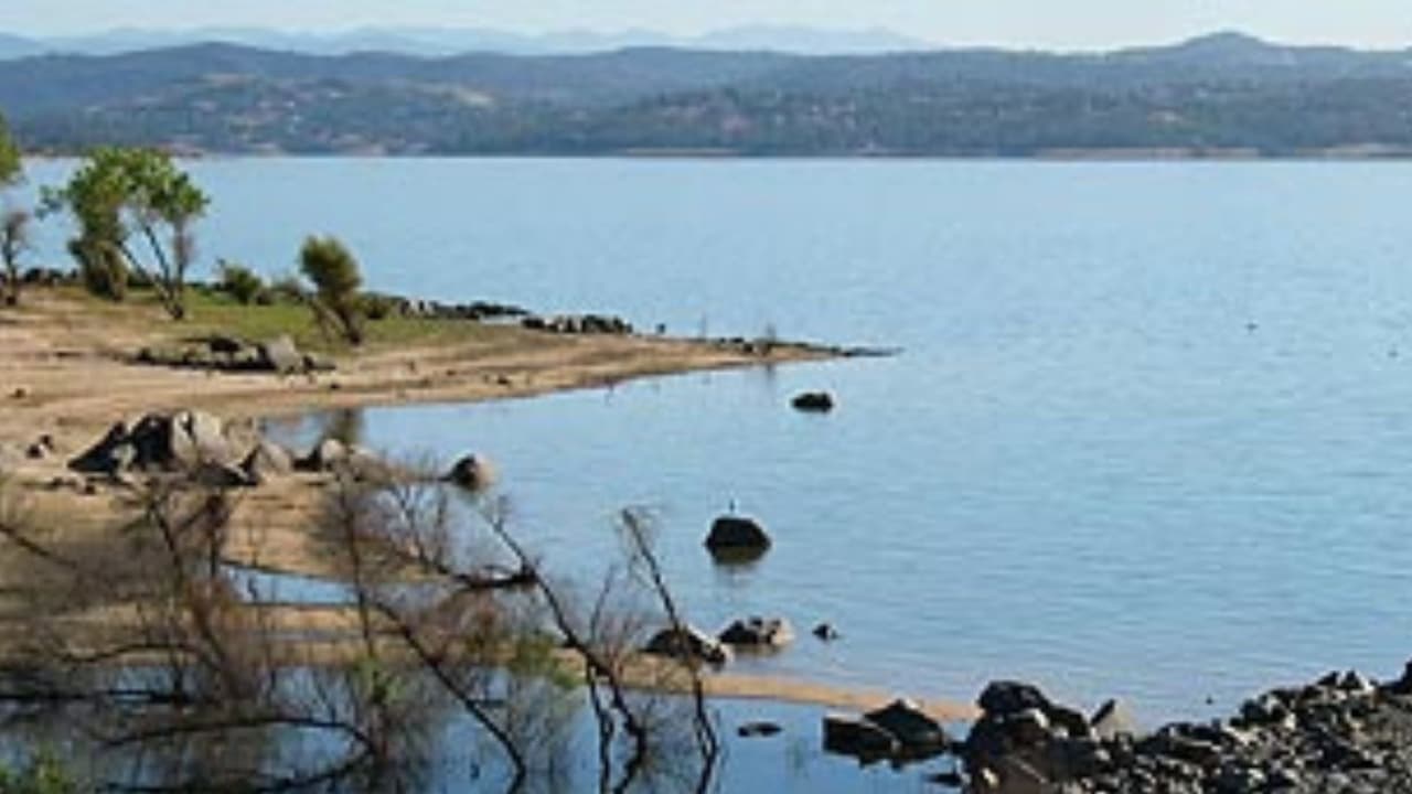 El 
<b>Área recreativa estatal de Folsom Lake</b> tiene bastantes oportunidades para que quieran exploradorar sus rutas y hermosos paisajes al lago. Entre las rutas más visitadas está Folsom Lake Trail y Lake Natoma American River Trail ya que ambas son rutas circulares que toman menos de 4 horas en completar.
<br>
<br>Se encuentra en la ciudad de 
<b>Folsom</b>, a una media hora de Sacramento.
<br>
<br>Un camino que también atrae a muchos ciclistas debido a que está completamente pavimentado. Sin embargo, asegúrate de protegerte del sol al visitar ya que las secciones de sombra son limitadas.
<br>
<br>
<b>Dirección: </b>
<a href="https://www.google.com/maps/place/Folsom+Lake+State+Recreation+Area/@38.7726515,-121.1085636,15z/data=!4m2!3m1!1s0x0:0xef4e7d004c852e81?sa=X&ved=2ahUKEwim_a3m45L6AhX3LkQIHWtIAj4Q_BJ6BAgxEAU" target="_blank">7755 Folsom-Auburn Rd, Folsom, CA 95630</a>