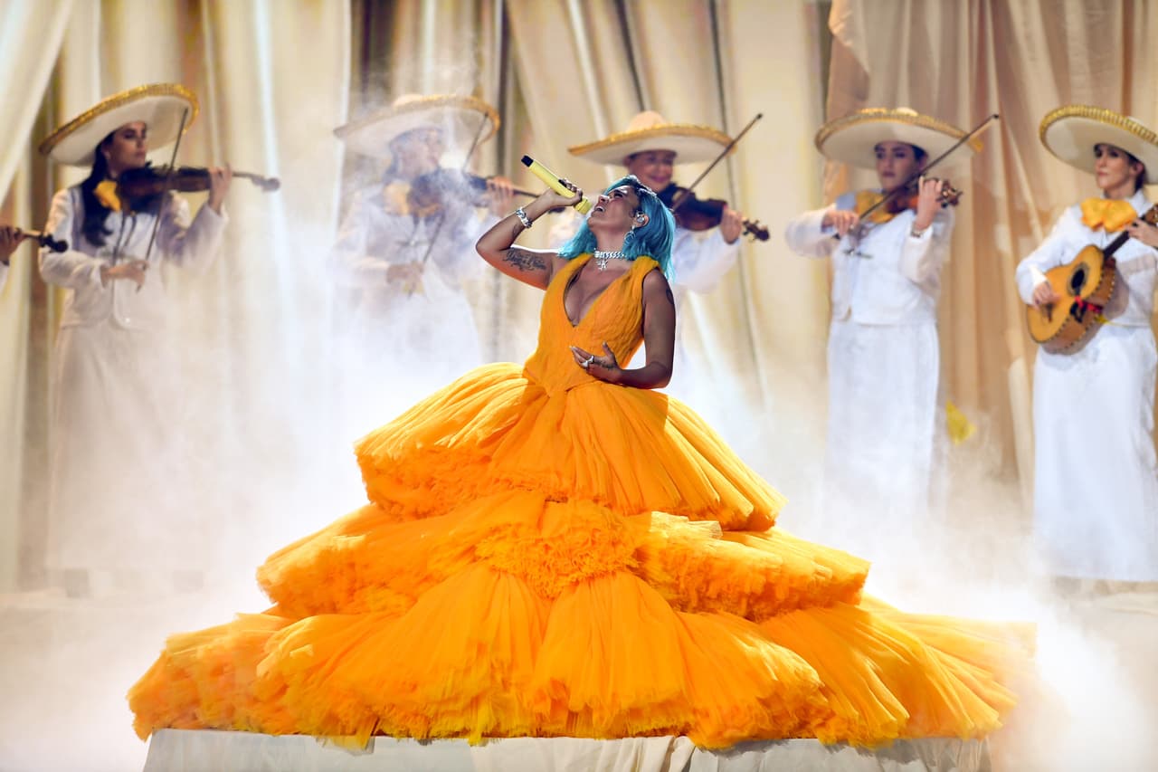 El poco miedo de la colombiana por romper estereotipos de género en el reggaetón no pasó desapercibido en los 
<a href="https://www.univision.com/shows/premio-lo-nuestro/ganadores-premio-lo-nuestro-2022">’Premios Lo Nuestro 2022’</a>, cuando debutó con un gran vestido de color amarillo interpretando su más reciente éxito ’200 copas’ al estilo mariachi.