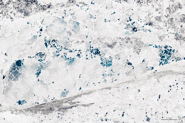 <b>Arte helado en el estrecho de Sannikov 1: 27 de junio de 2018. </b>Al norte de Siberia continental, las Nuevas Islas Siberianas están atravesadas por el Estrecho de Sannikov. 
<b>Durante la mayor parte del año, el estrecho se tapa de hielo. </b>Esta secuencia muestran el agua congelada y su derretimiento de verano 
<b>(ver la siguiente imagen).</b>