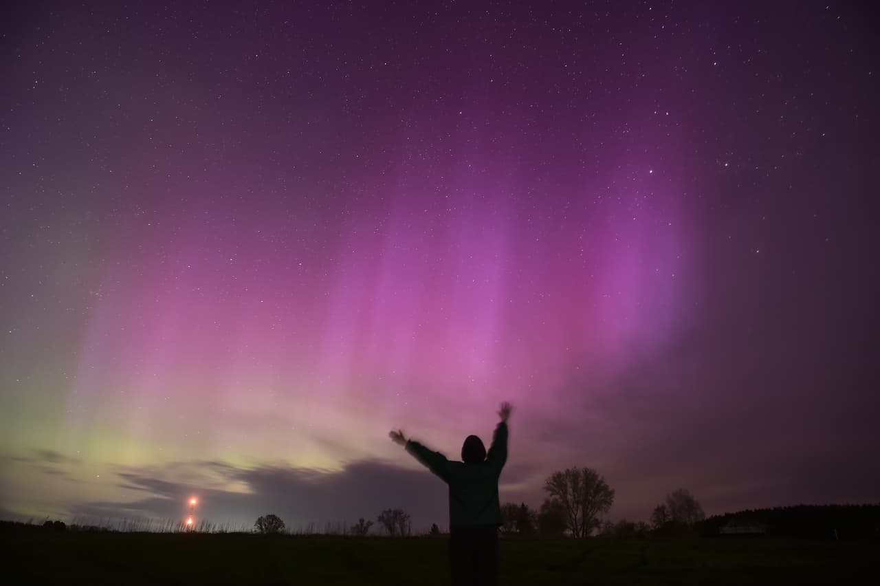 El espectáculo cósmico pudo ser visible en gran parte de los Estados Unidos a partir del viernes 10 de mayo, gracias a que una eyección de masa coronal fue liberada desde el Sol a principios de esa semana.