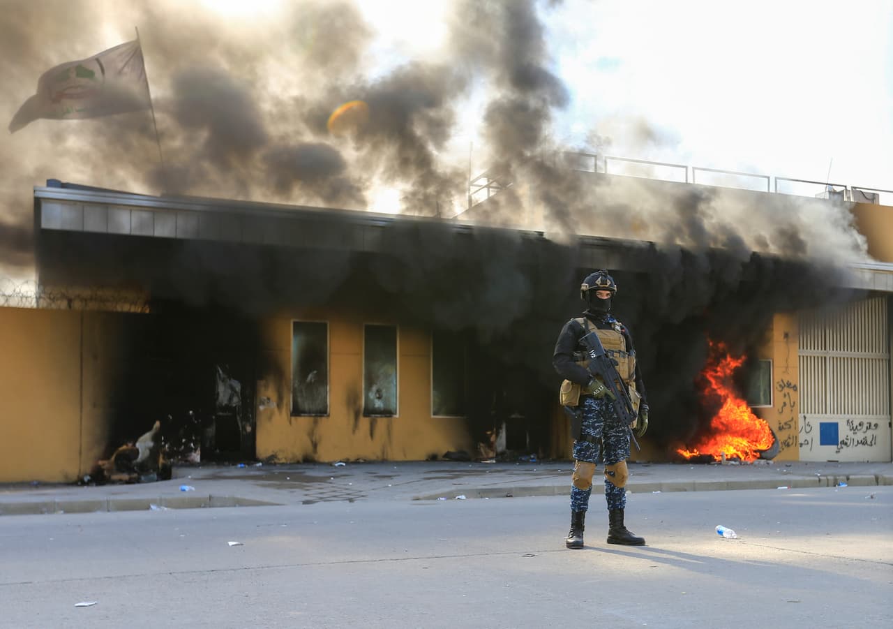 Los guardias estaban posicionados en los puestos de control de la Zona Verde, donde se encuentra la embajada y varias instituciones iraquíes, pero no parecía que fueran a desalojar a los manifestantes allí presentes, que por la noche levantaron unas cincuenta carpas y equipos sanitarios de campaña.