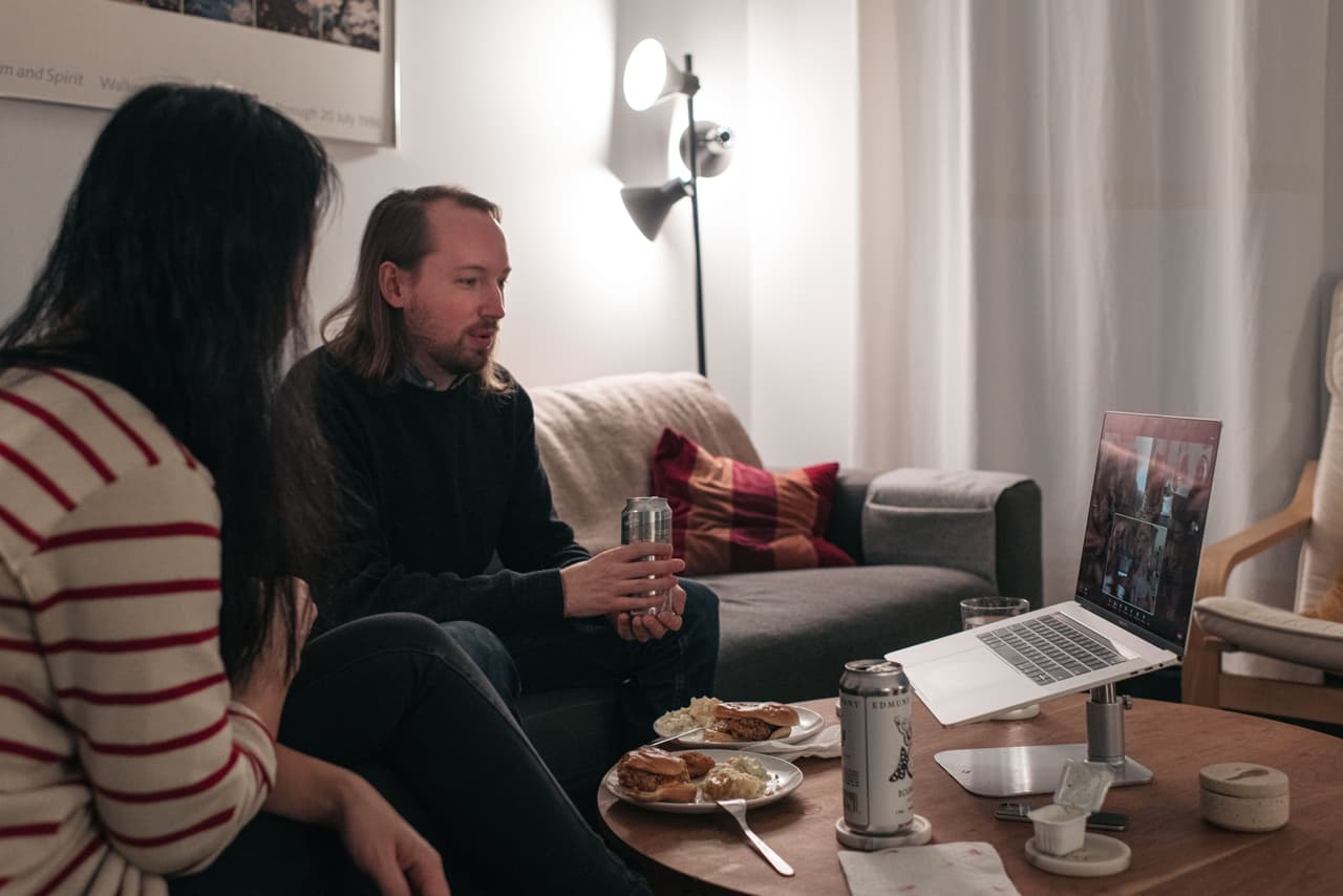 "Organice una comida virtual de Acción de Gracias con amigos y familiares que no vivan con usted", es uno de los 
<a href="https://www.cdc.gov/coronavirus/2019-ncov/daily-life-coping/holidays/thanksgiving.html" target="_blank">concejos de los CDC</a>. Además sugieren ser creativos y "compartir recetas, mostrar su pavo, aderezos u otros platos que prepararon" como parte de la celebración virtual.