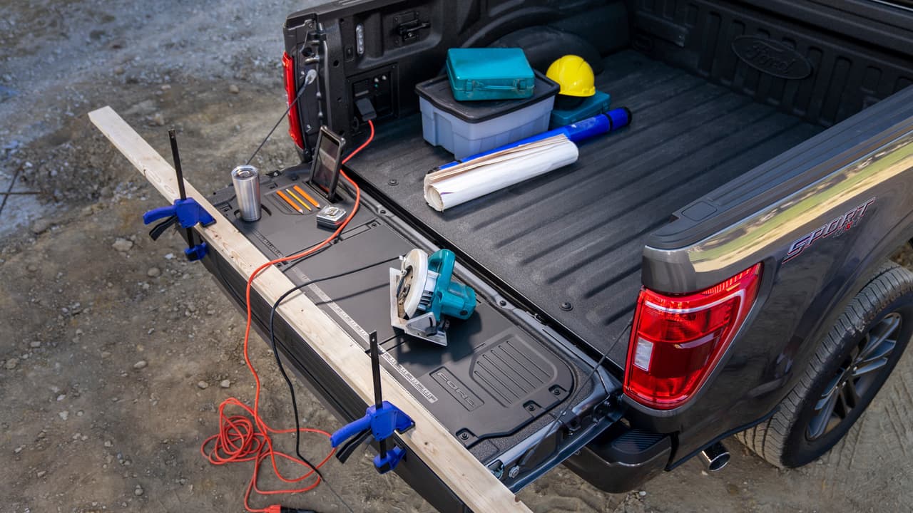 Ford F-150 2021La parte interior de la caja de carga es una superficie de trabajo muy práctica y bien equipada, que justo con los enchufes del generador eléctrico Pro Power convierte el ´áea en un taller portatil.