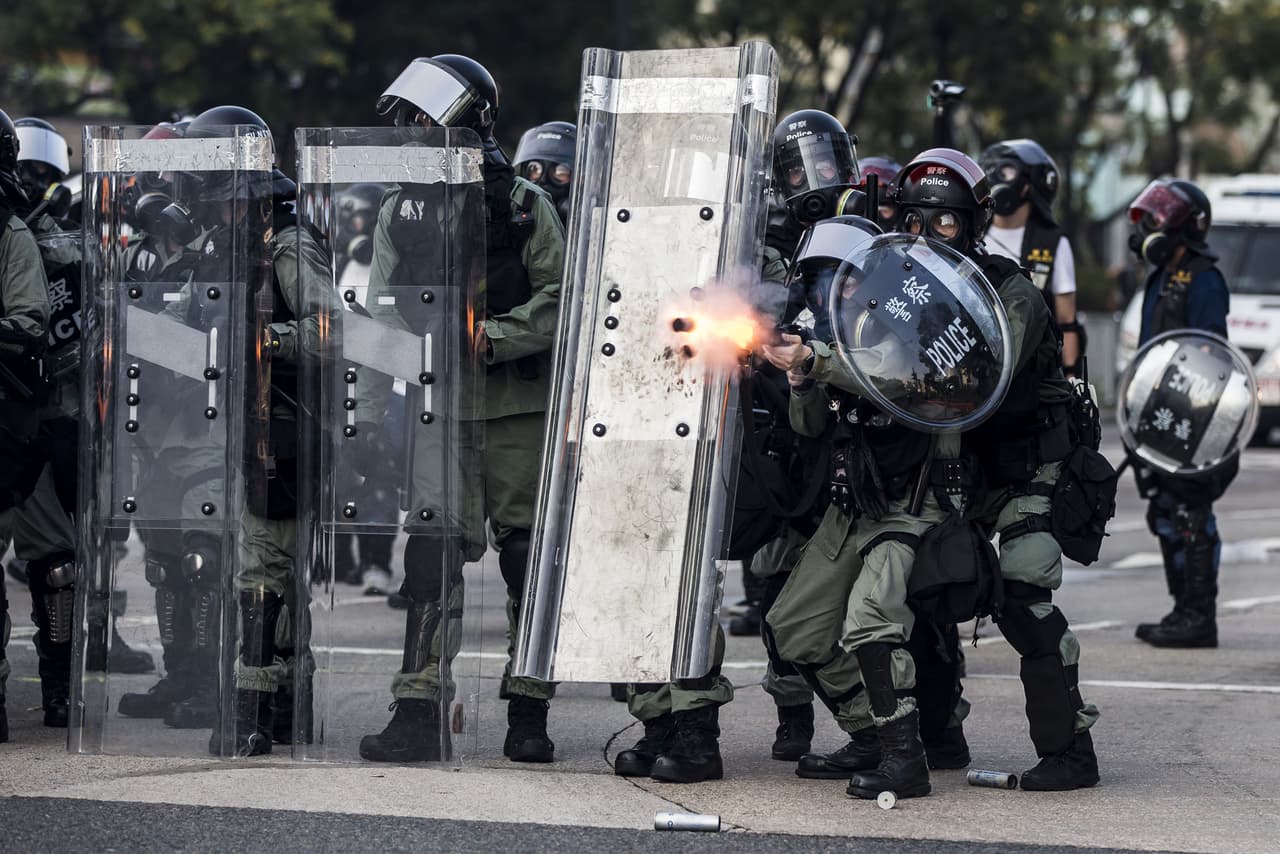 Fue el primer tiroteo de este tipo en casi cuatro meses de protestas cada vez más violentas. Los disturbios en Hong Kong eclipsaron un poco la fiesta aniversario de China en Pekín, diseñada para subrayar su condición de superpotencia global.