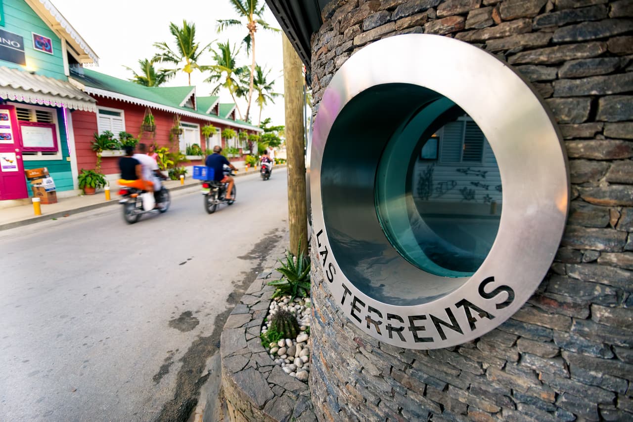 <b>Las Terrenas, República Dominicana</b>
<br>
<br>“Si te encanta la idea de una fusión de Europa y el Caribe, dirígete al noreste de la península de Samaná y visita Las Terrenas”, aconseja International Living. 
<br>
<br>Los expatriados franceses descubrieron originalmente este pueblo paradisíaco tropical en la República Dominicana y todavía se puede ver su influencia en los restaurantes y panaderías de lujo. International Living estima que una pareja puede vivir aquí por alrededor de 2,000 dólares al mes.
<br>
