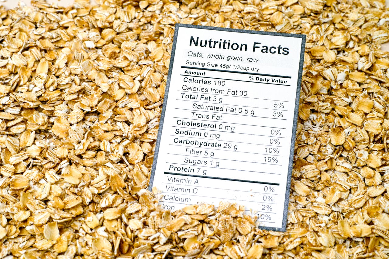 <b>Aprende a leer las etiquetas de los alimentos. </b>De esta forma será más fácil evitar las comidas ultracalóricas y nocivas, como las 
<a href="https://www.univision.com/noticias/nutricion/11-alimentos-con-grasas-trans-que-harias-bien-en-eliminar-de-tu-dieta-fotos">grasas trans</a>
<b>, </b>nefastas para la salud de las arterias. Observa también con atención las calorías por ración y el tamaño, de forma que tengas claro cuánta cantidad estás comiendo.