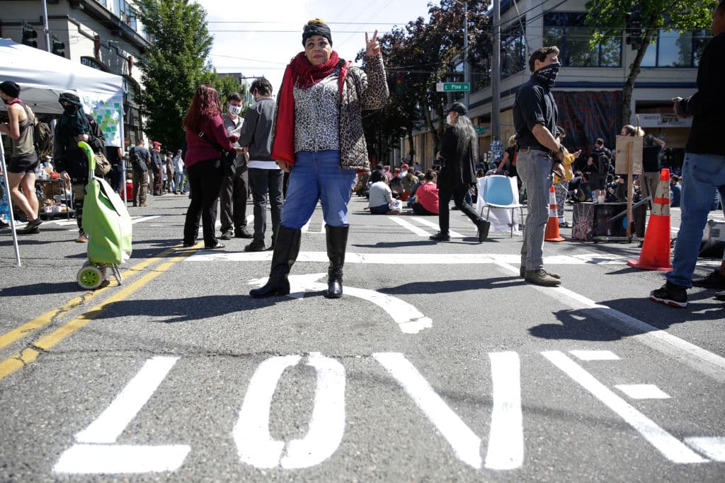 Shaun Scott, un escritor y activista de Seattle, dijo al diario 
<i><a href="https://www.theguardian.com/us-news/2020/jun/11/chaz-seattle-autonomous-zone-police-protest" target="_blank">The Guardian</a></i> que ve algunos paralelos entre lo que está sucediendo en Seattle y el movimiento Occupy. "Pero el movimiento para la abolición de la Policía en Seattle en este momento se ha diferenciado al presentar tres demandas muy claras y procesables en las que la ciudad puede actuar en un período de tiempo bastante corto", añadió.