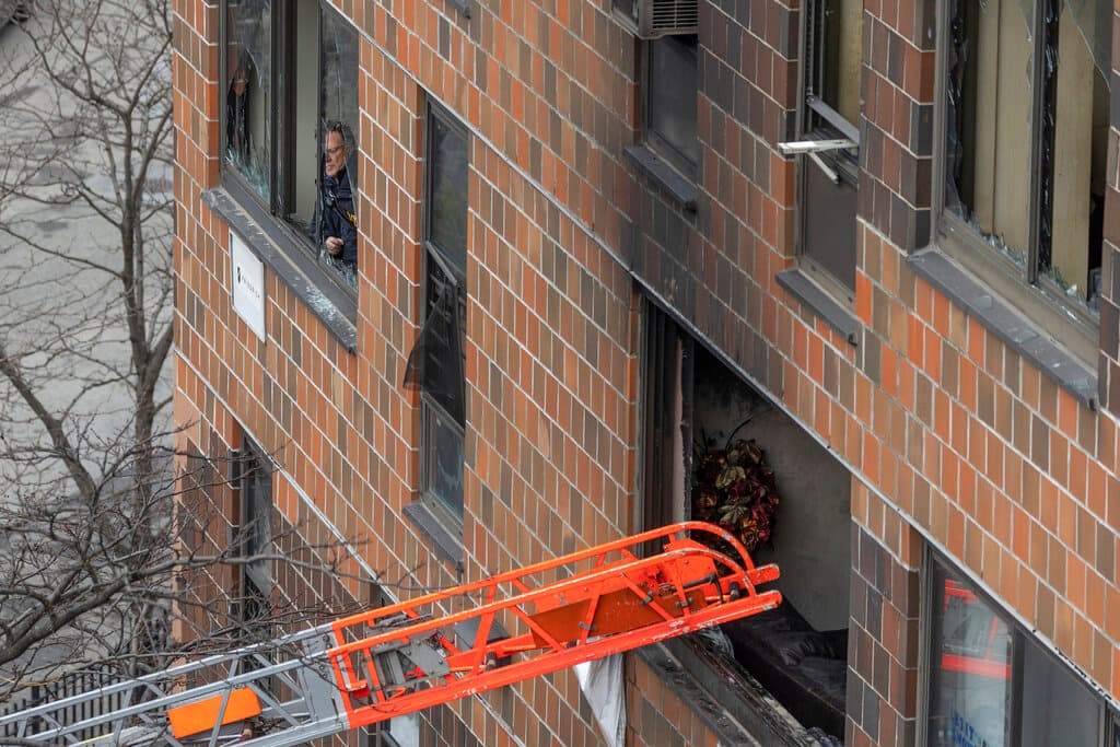 Primero se quemó la habitación del apartamento 'duplex', entre el segundo y tercer piso, en la que estaba el aparato de calefacción portátil y poco después, el resto de la unidad.