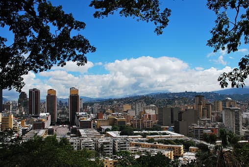 <b>Caracas, Venezuela. - </b>Este país atraviesa una severa crisis de violencia, 
<a href="https://www.univision.com/local/north-carolina-wuvc/crisis-alimentaria-en-venezuela-video">alimentación</a> y salud, provocada principalmente por la situación política. La falta de oportunidades y calidad de vida han obligado a la población venezolana a salir de su nación para buscar refugio en otros países. Es por eso que Caracas se coloca como la ciudad de América Latina con más estrés.
<br>