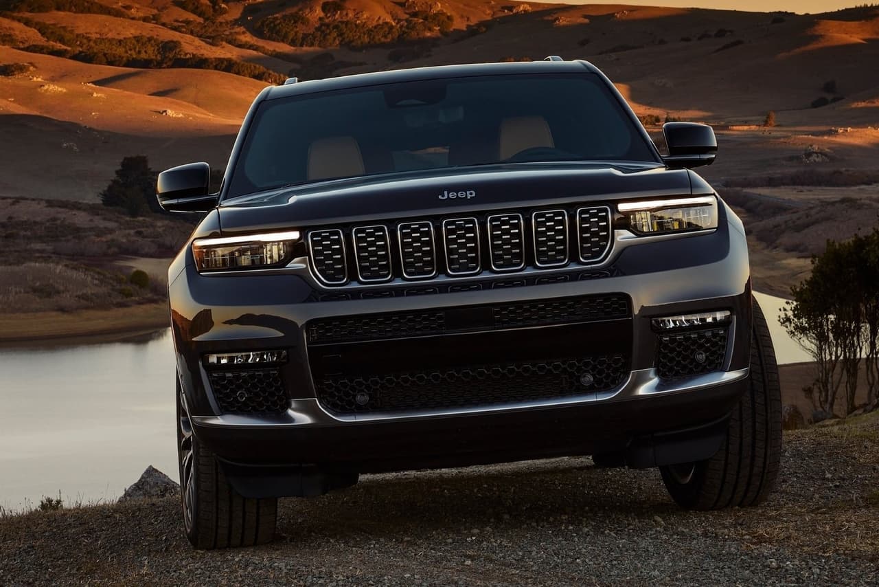 <h3 class="cms-H3-H3"><b>Jeep y Dodge</b></h3>
<br>
<br>Según un reporte de Automotive News, la planta Jefferson North de Stellantis en Detroit reducirá los turnos de sus trabajadores en el mes de mayo. En condiciones normales, la planta opera durante 20 horas al día en tres turnos. Sin embargo, entre el 26 de abril y el 17 de mayo, solo uno de los turnos se mantendrá activo; y luego, entre el 17 de mayo y el 31 de mayo, solo dos lo harán. 
<br>