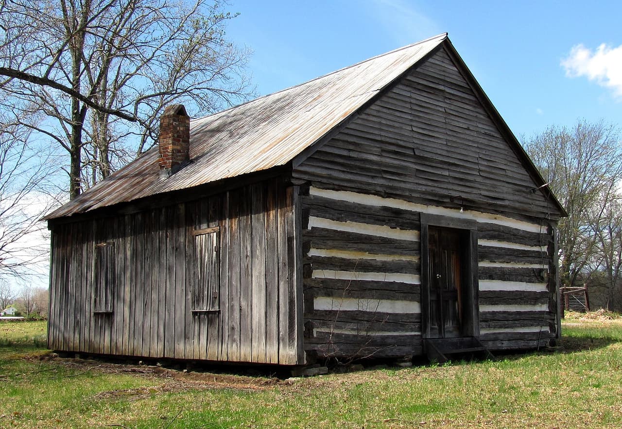 <h3 class="cms-H3-H3">20. Mount Vernon, Kentucky</h3>
<br>
<br>🏚️
<b> Ingreso familiar promedio: </b>$18,542
<br>
<br>🏚️
<b> Tasa de pobreza: </b>51.3%
<br>
<br>🏚️ 
<b>Tasa de desempleo promedio en los últimos cinco años: </b>7.6%
<br>
<br>🏚️ 
<b>Adultos con licenciatura:</b> 20.7%
<br>
<br>🏚️
<b> Población:</b> 2,191
<br>