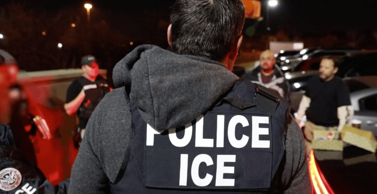 Agentes coordinan durante el operativo en el norte de Texas.