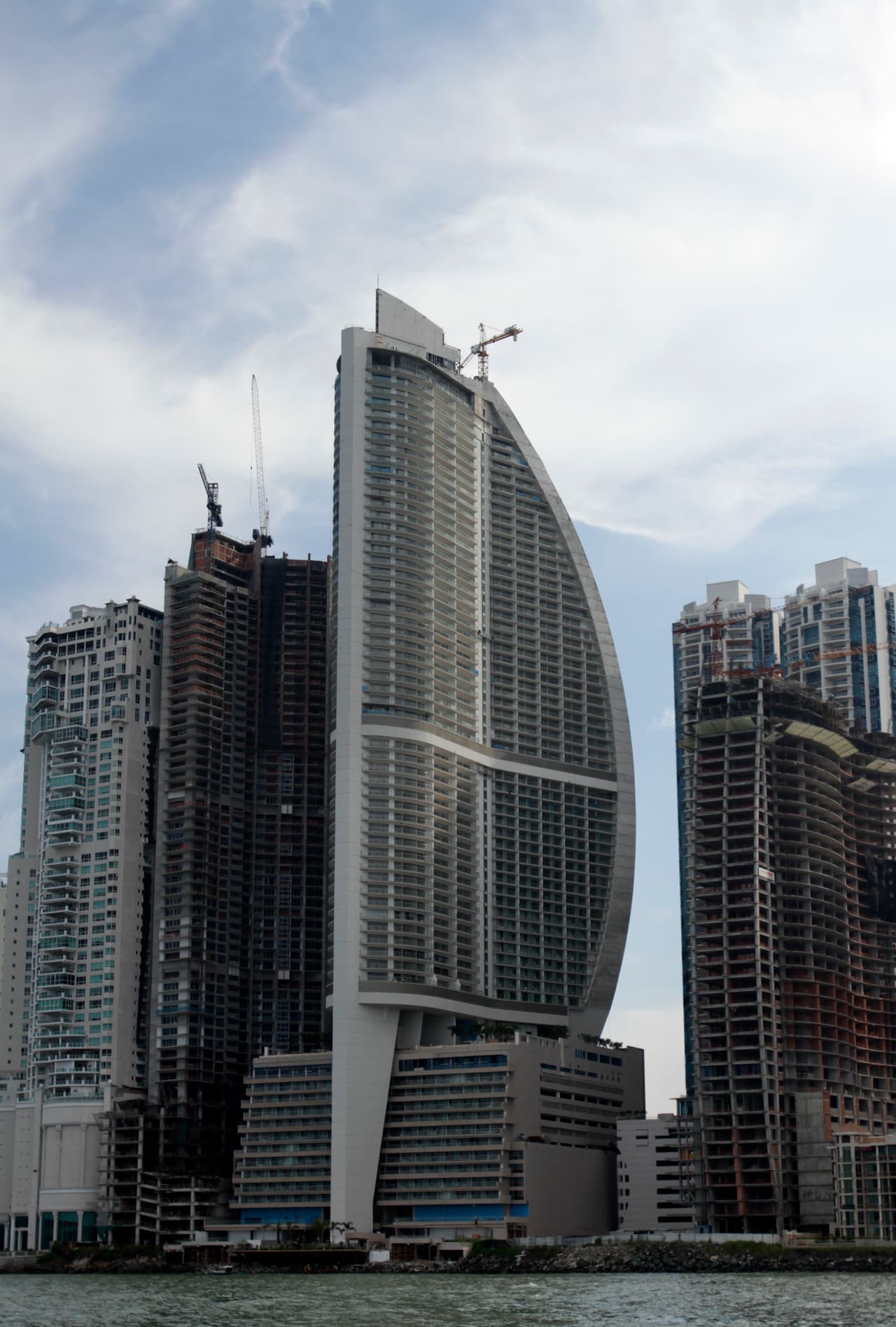 Fotografía de archivo del 4 de julio de 2011 del rascacielos Trump Ocean Club International Hotel and Tower (tercer edificio desde la izquierda, con la forma de una vela de barco abierta por el viento), en Ciudad de Panamá. (Foto AP/Arnulfo Franco)
