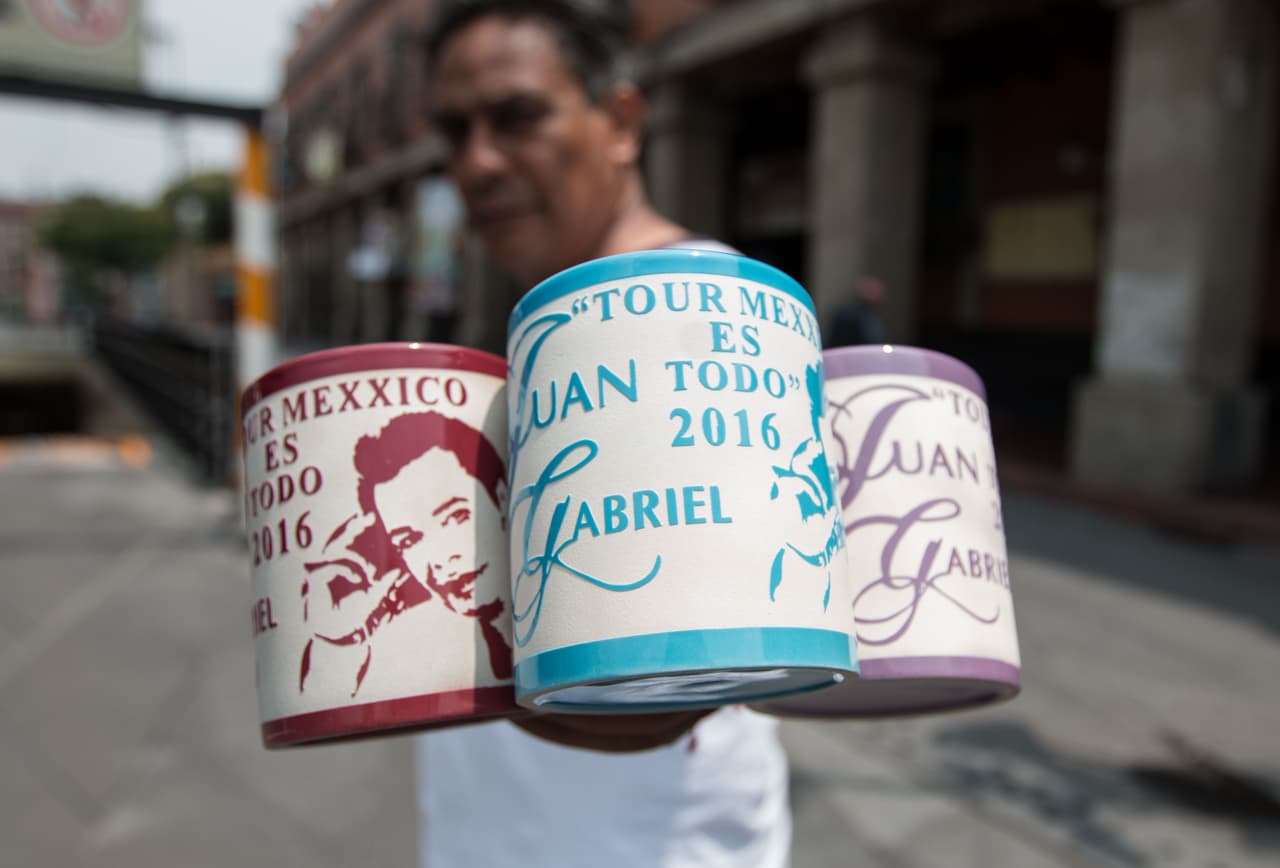 Tazas de Juan Gabriel, a la venta por 2.65 dólares.