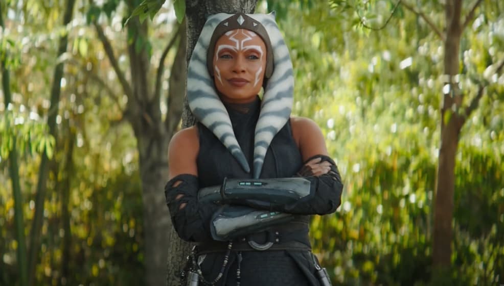 Ahsoka Tano es un personaje salido directamente de la serie animada de 'The Clone Wars', donde era la aprendiz padawan de Anakin Skywalker. La importancia de esta joven usuaria de la fuerza es tal, que tendrá su propia serie live action en el 2023, con Rosario Dawson como protagonista.