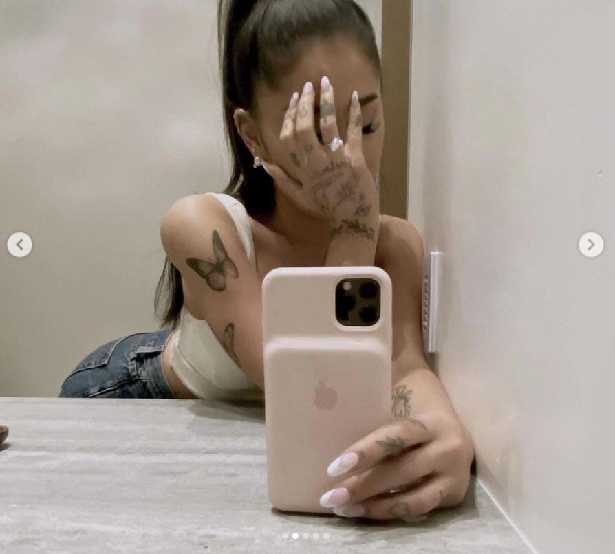 Hasta ahora no se ha relevado el valor del anillo de compromiso que recibió Ariana Grande. Cuando se comprometió con Pete Davidson, medios reportaron que la sortija que le dio 
<b><a href="https://www.univision.com/entretenimiento/mira-el-enorme-y-carisimo-anillo-de-compromiso-de-ariana-grande-fotos" target="_blank">tuvo un valor de 93 mil dólares. </a></b>
<br>