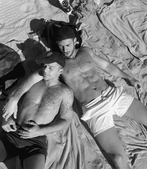El prometido de Ricky Martin publicó hace poco esta imagen de ambos tomando el sol en una playa en Malibú, California.