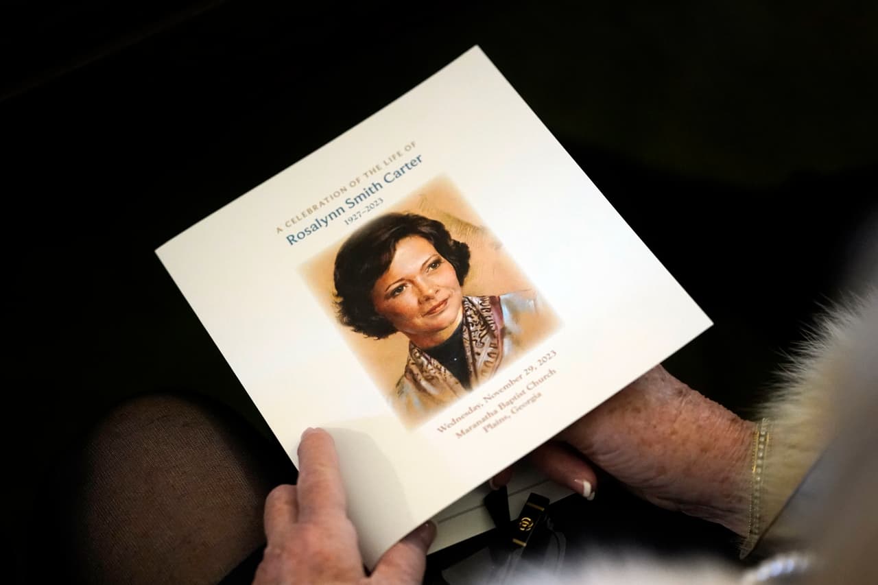 Un invitado presenta el programa del funeral antes del funeral de la ex primera dama Rosalynn Carter.