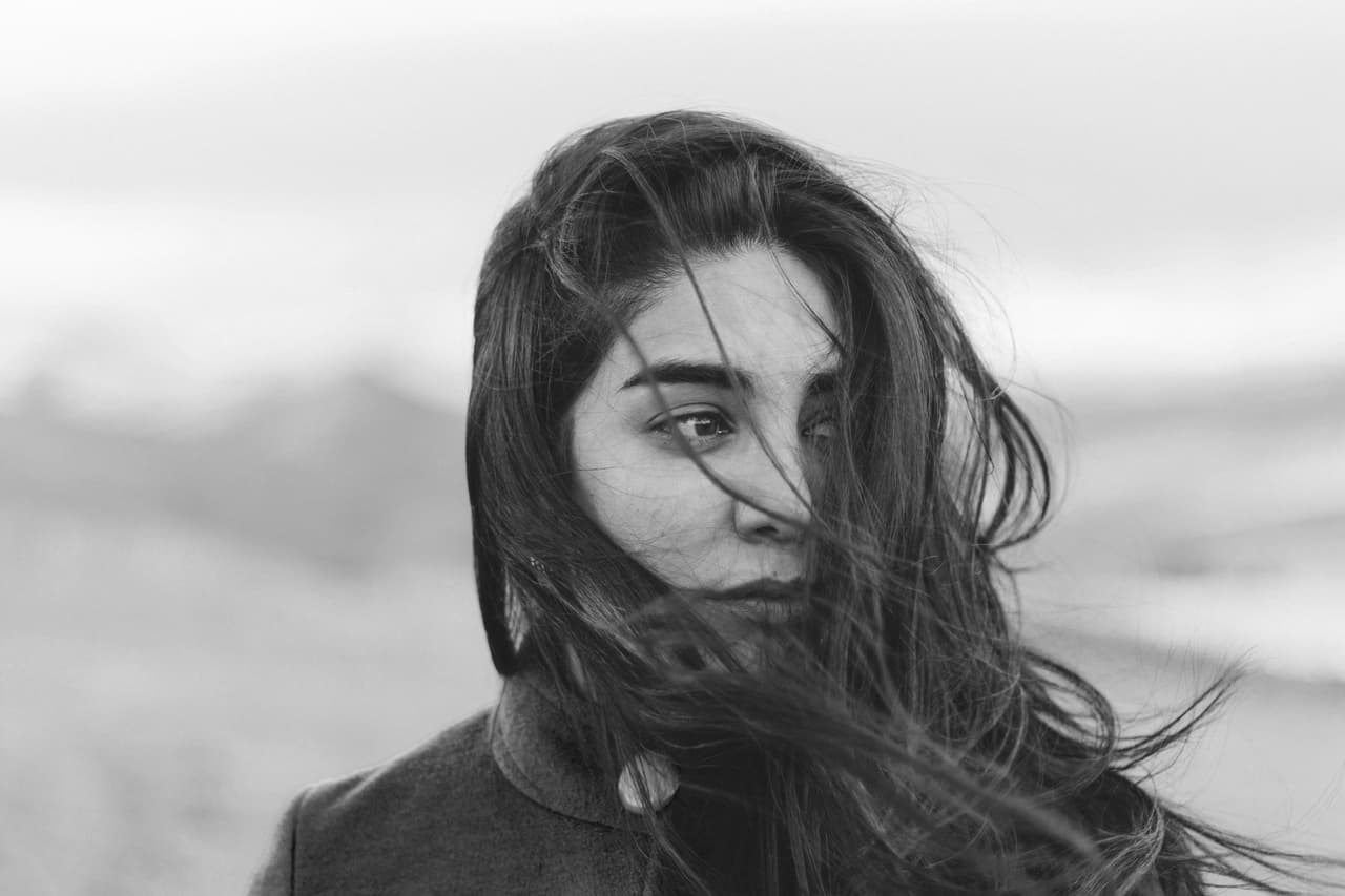 <b>La infelicidad. </b>Es típico que los jóvenes, especialmente en la adolescencia, tengan alteraciones emocionales intensas. Sin embargo, cuando los jóvenes permanecen más tiempo en las extremidades de emociones negativas: tristeza, vergüenza, enojo, angustia, es probable que sea una señal de alguna condición emocional que requiere atención profesional.