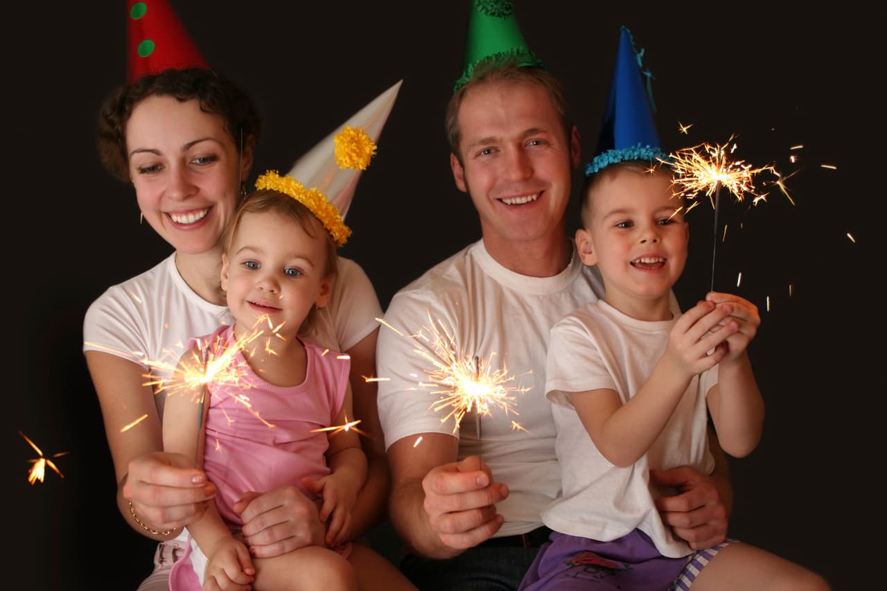 Llegan las fiestas y, con ellas, las clásicas preguntas sobre qué hacer. ¿Sin ideas? Te damos ‘tips’ de decoración y algunas propuestas de actividades para la cena de Año Nuevo. ‘Cheers!’