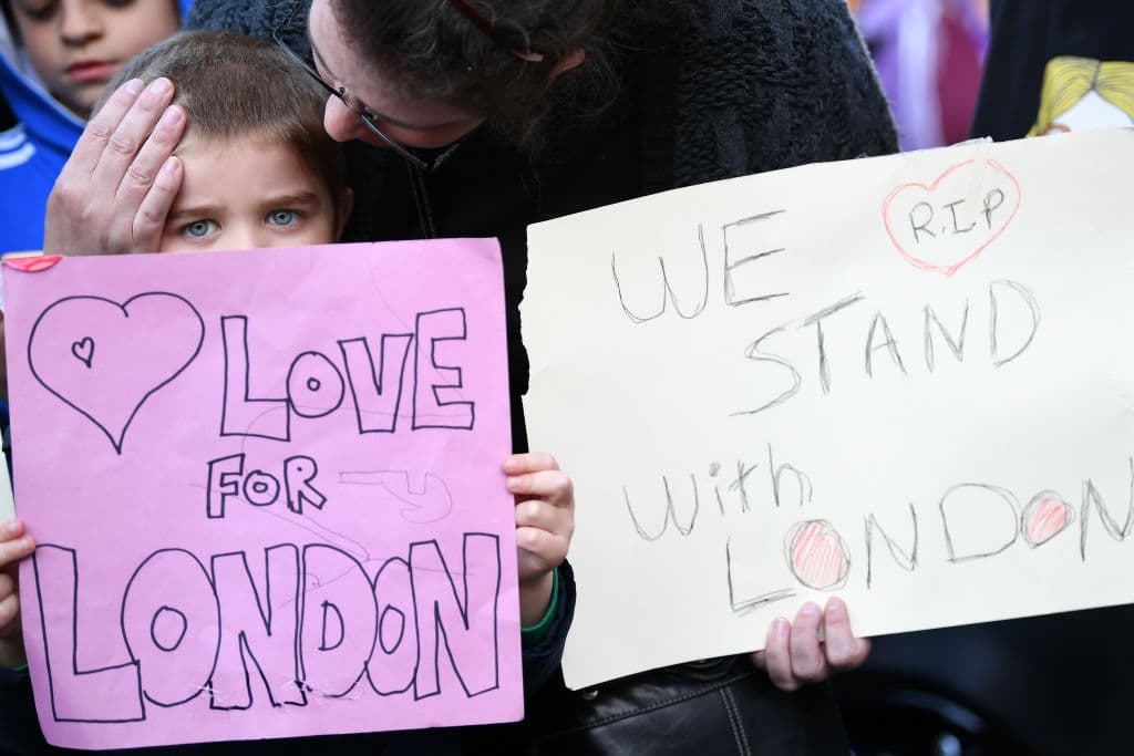 Muchos fueron al centro de Londres a rendir tributo a las víctimas.