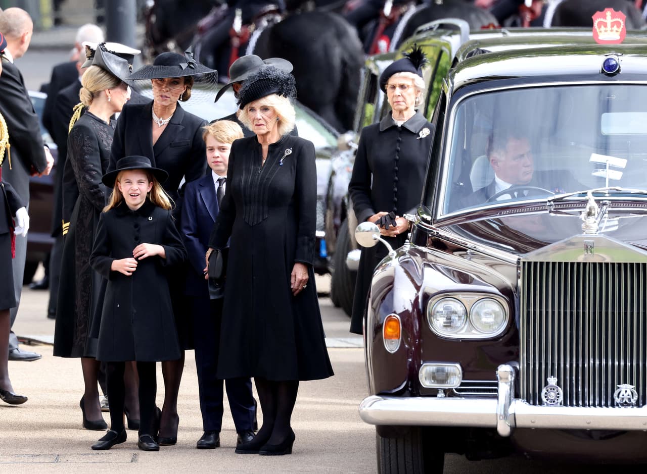 La reina consorte optó por un 
<b>vestido negro de corte tradicional </b>para el funeral. 
<br>