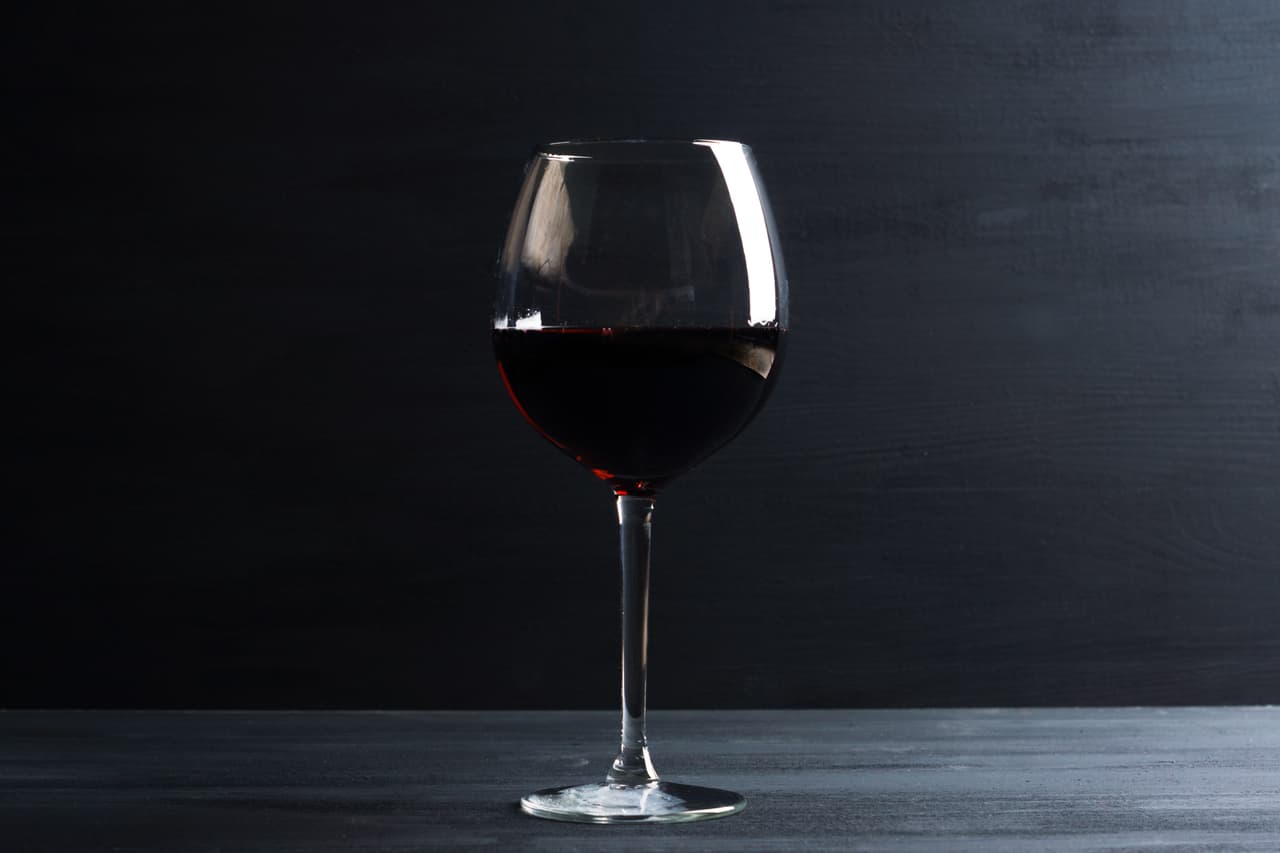 El alcohol, por lo demás, es perjudicial para la salud y 
<a href="http://ascopubs.org/doi/full/10.1200/JCO.2017.76.1155">su consumo está relacionado con siete tipos de cáncer</a>. Además, los participantes en el estudio tomaron una única copa. A partir de ahí puede que no se te entienda bien en ninguna lengua.