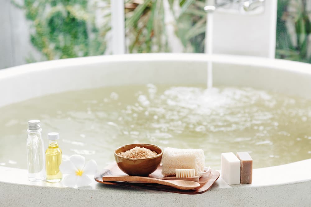 Sobre todo porque en estos tiempos ya te topas con mil maravillas que ponerle a tu tina, como sales especiales, las famosas 'bath bombs', aceites particulares (te recomendamos de lavanda o rosas). Convierte tu baño en tu propio spa.