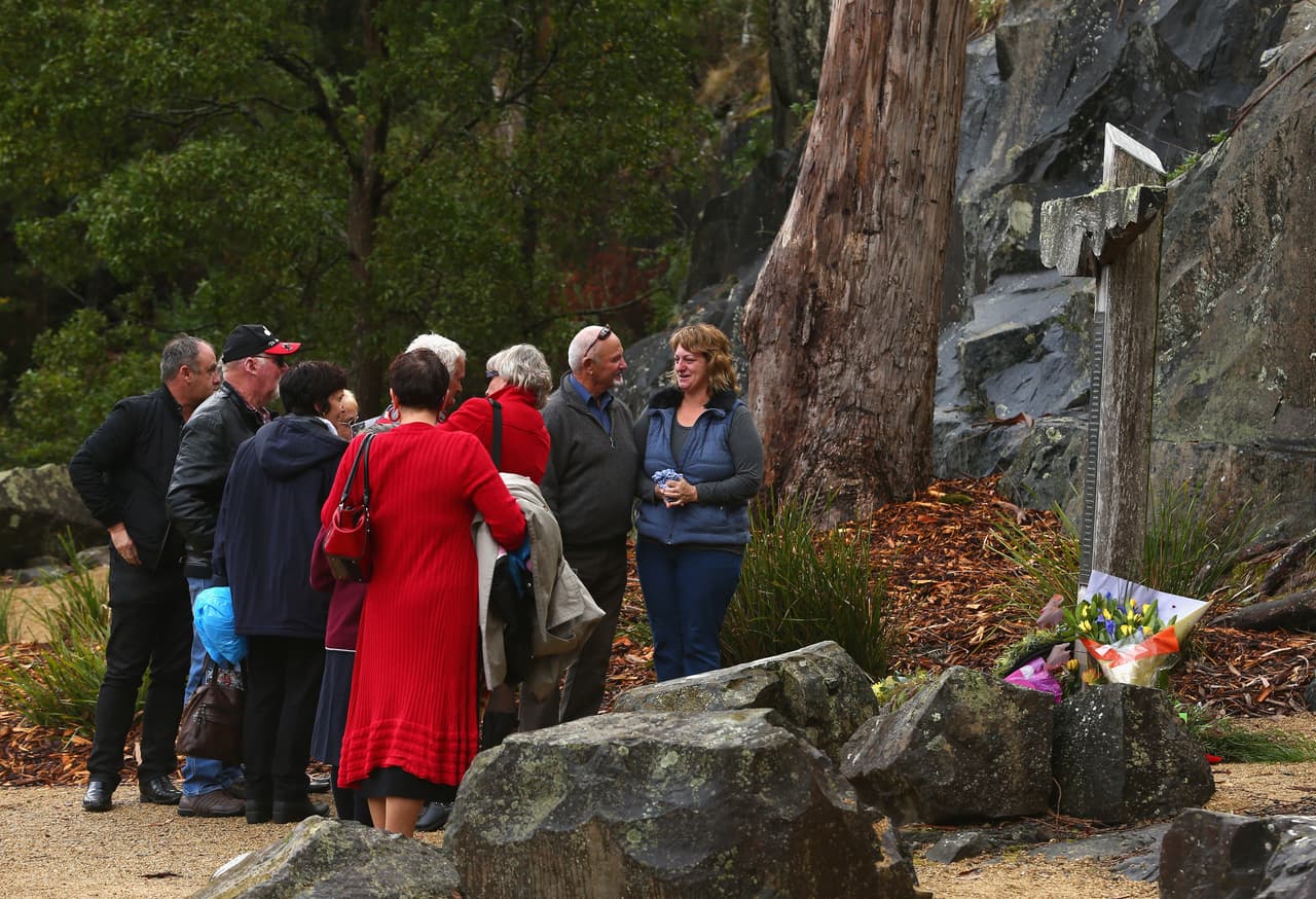 Australia cambió radicalmente su normativa sobre armas de fuego en 1996, después de que un sujeto disparara con un arma semiautomática contra decenas de personas en una popular zona turística de Port Arthur en la isla de Tasmania. En el ataque murieron 35 personas. En esta foto se ve a los familiares de las víctimas reunidos 20 años después de la tragedia. 
<br>