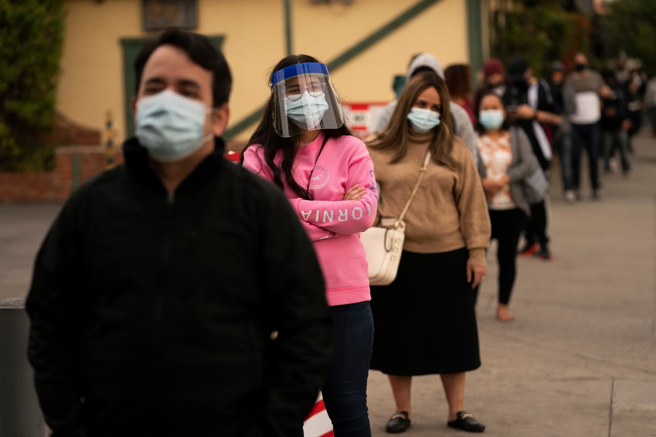 Estados Unidos es el país más afectado del mundo por el coronavirus, con 
<b>más de 283,000 muertos y casi 15 millones de contagios.</b> En la fotografía, una fila de peatones que esperan examinarse en Los Ángeles.