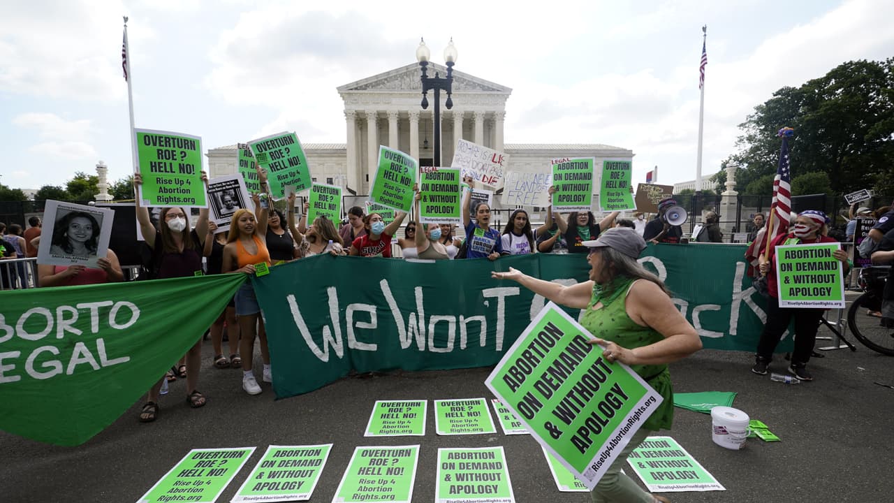 <b><a href="https://www.univision.com/noticias/politica/corte-suprema-deroga-roe-wade-derecho-aborto">Roe vs. Wade: fin a cinco décadas de legalidad del aborto en EEUU </a></b>
<br>
<br>Con el voto de la mayoría de los magistrados conservadores, la Corte Suprema revirtió el 24 de junio el fallo Roe vs. Wade y puso fin a cinco décadas de vigencia de la legalidad del aborto en Estados Unidos y dio suelo jurídico a proyectos de leyes retrictivas. Desde 1973, la histórica sentencia garantizaba el derecho al aborto en el país. "La Constitución no confiere el derecho al aborto; Roe y Casey son anulados; y la autoridad para regular el aborto se devuelve al pueblo y a sus representantes electos", indica el fallo escrito por el juez Samuel Alito. 
<br>