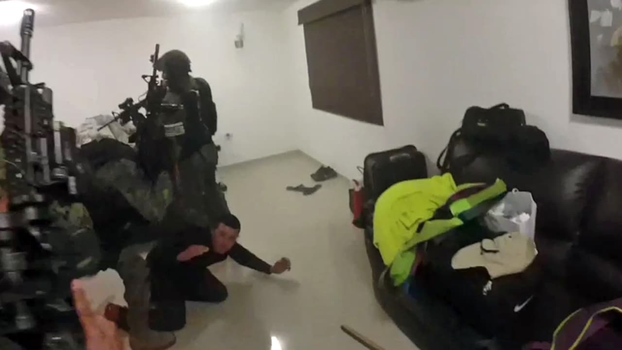 <b>Recaptura en enero de 2016.</b> Infantes de marina mexicanos, con la ayuda de la DEA, 
<a href="https://www.univision.com/noticias/narcotrafico/como-fue-el-operativo-de-recaptura-de-el-chapo-guzman">arrestaron a Guzmán seis meses después de su escape</a> en un violento enfrentamiento en un motel en Los Mochis, Sinaloa, que dejó cinco muertos. La fotografía de uno de los momentos del arresto fue distribuida por la oficina de prensa de la Presidencia de México.